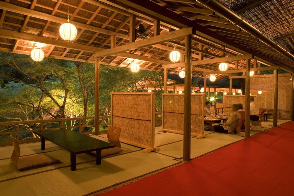 夏の納涼床でお食事をお楽しみください
