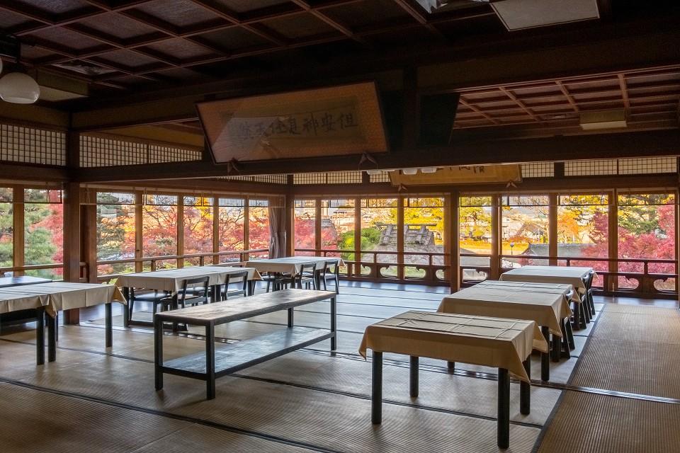 本館の大広間からの眺め（秋）