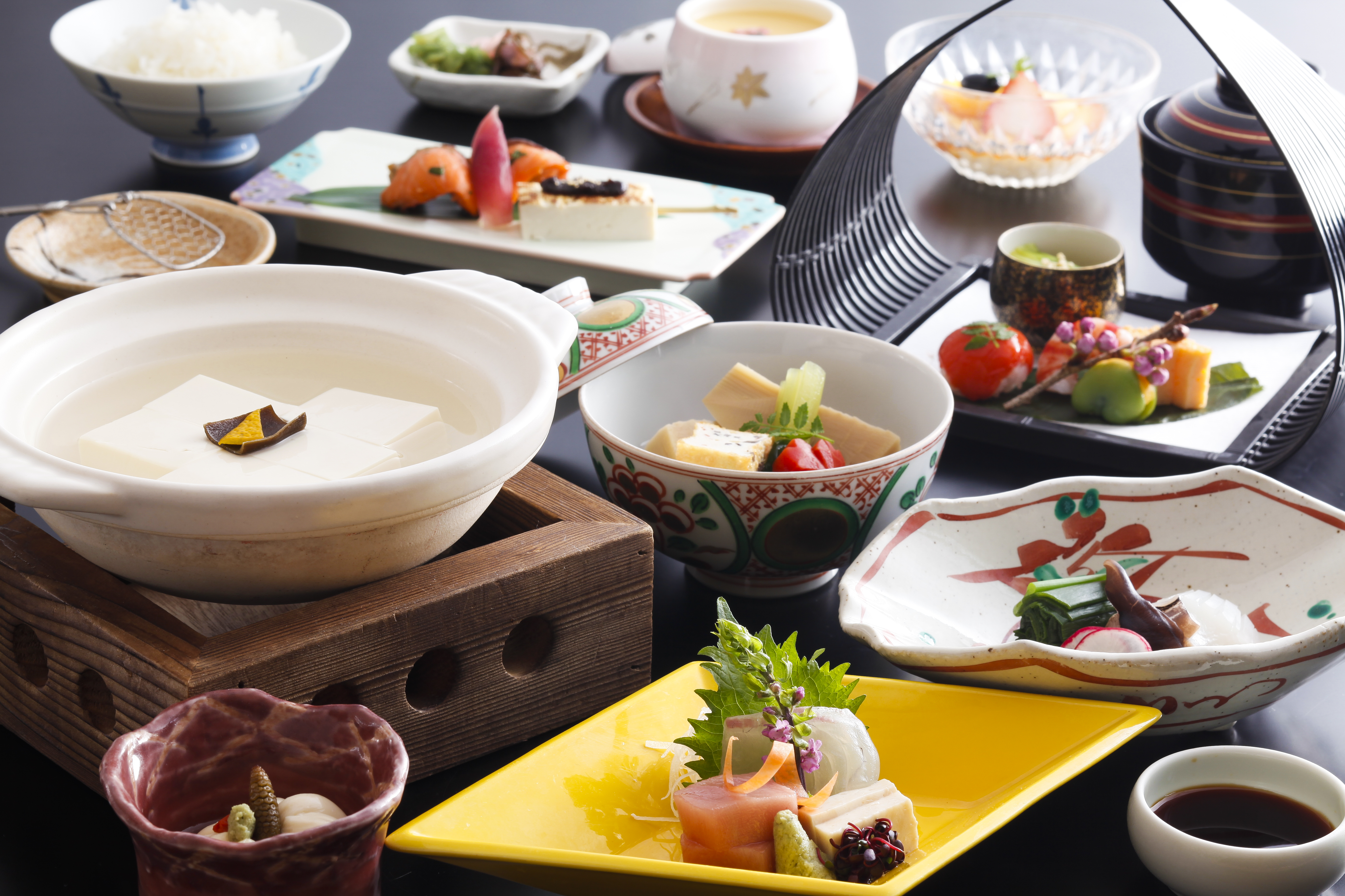 嵯峨豆腐・森嘉と豆繁の豆腐を
素材にした豆腐会席。