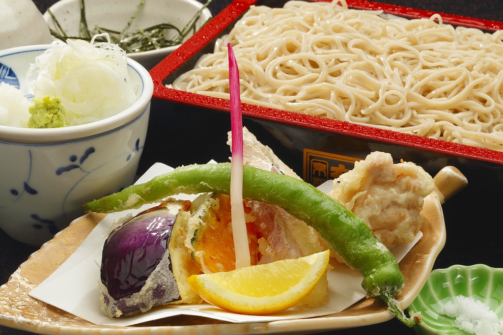 旬野菜と丹波鶏の天ざる　1780円（税込）